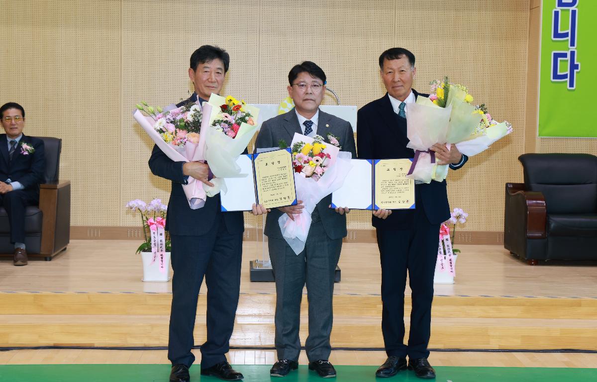 제16.17대 약산면번영회 회장단 이.취임식 첨부이미지 : 1U7A4402.JPG