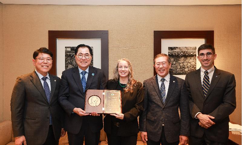 미항공우주국(NASA)에 고마움을 담은 감사패 전달