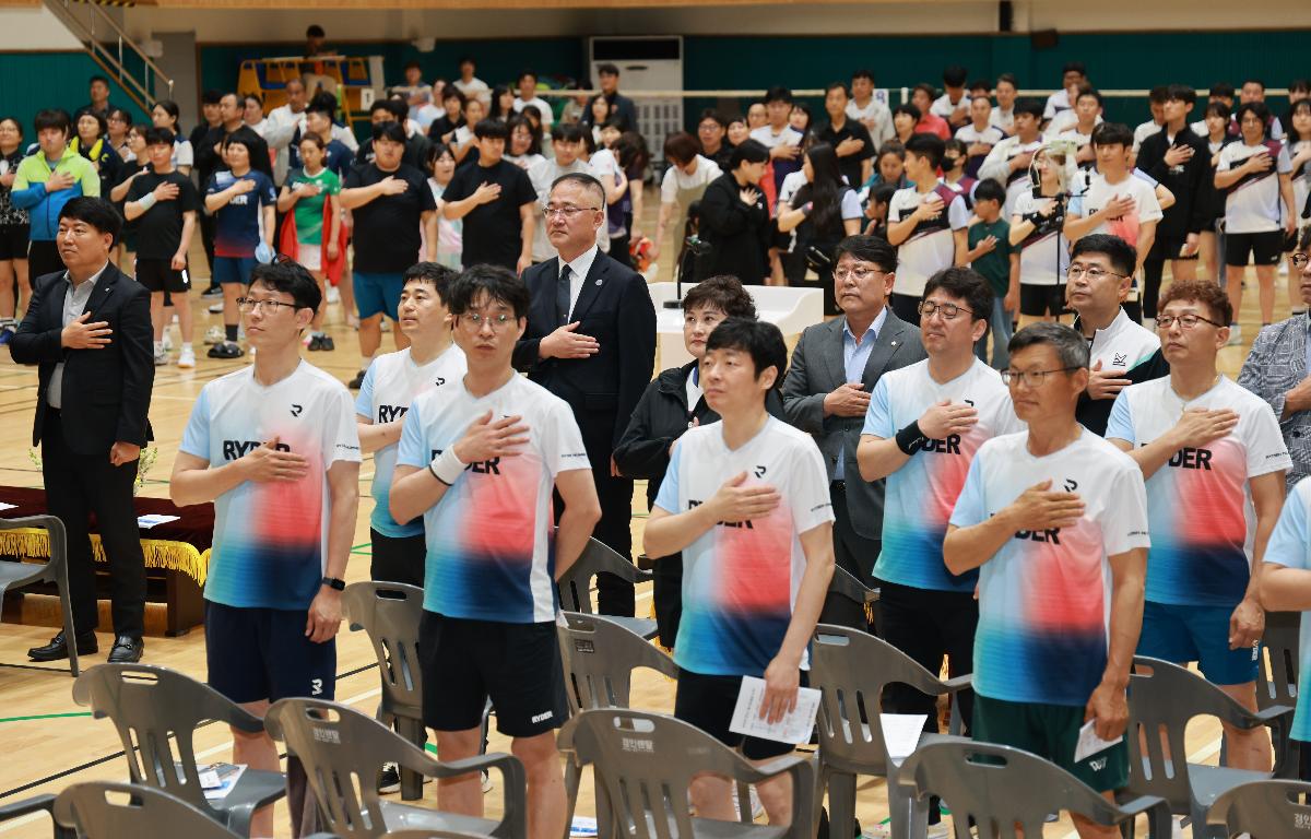 제20회 완도군수배 배드민턴 대회 및 제15.16대/ 17대 회장 이취임식 첨부이미지 : 1U7A2141.JPG