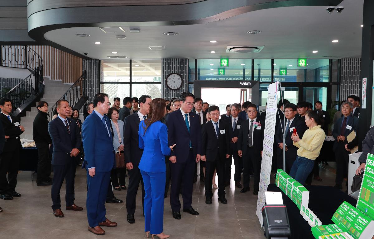 제13회 수산인의날 기념행사  (수산업 어촌혁신 심포지엄) 첨부이미지 : AC4I9997.JPG