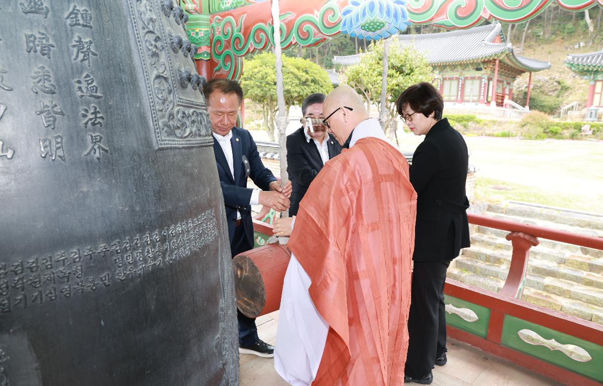 불기 2570년 장보고대사 범종타종식 첨부이미지 : 1U7A2190.JPG